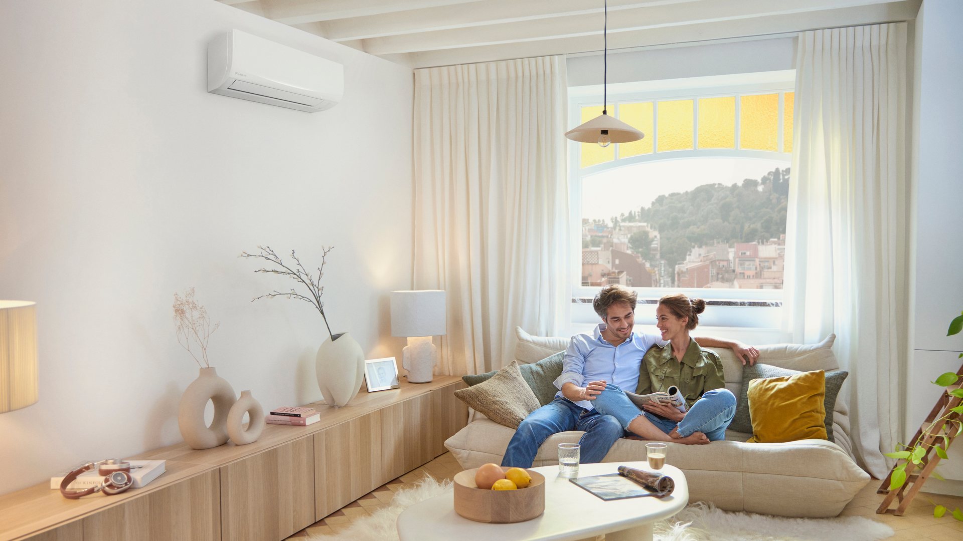 Daikin Sensira wandairco in een lichte woonkamer