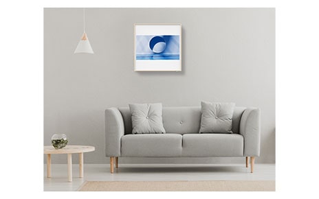 LG Artcool Mirror als kunstpaneel boven een bank